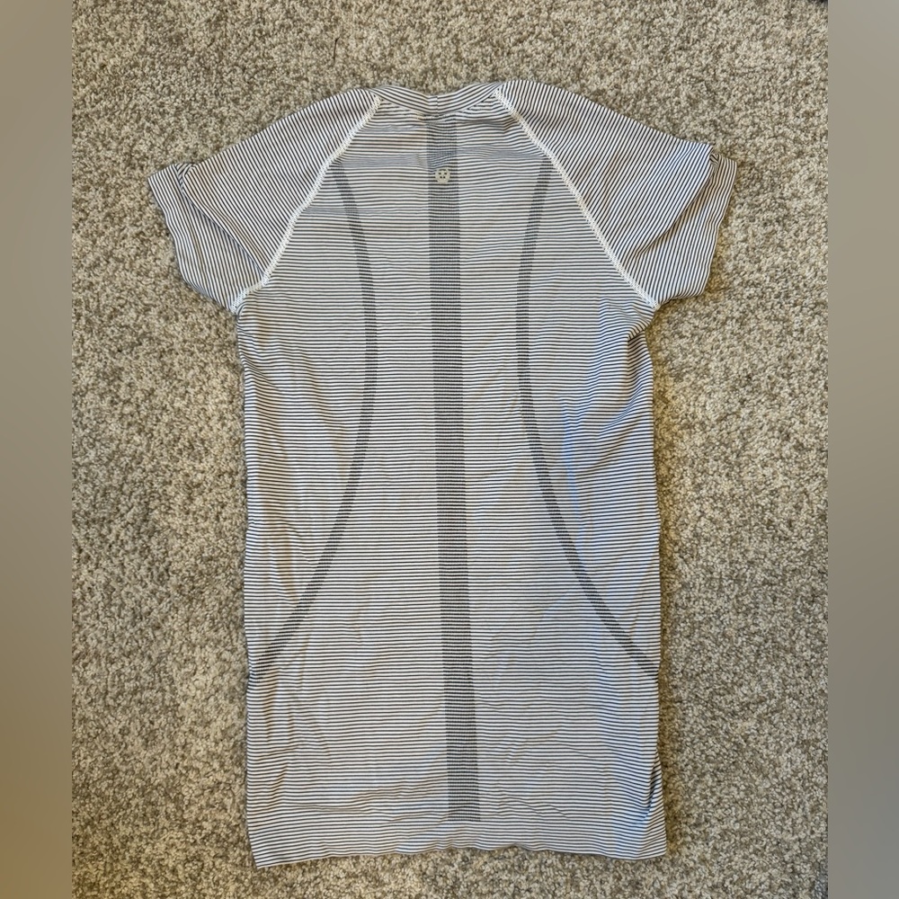 STRIPED LULULEMON WORKOUT TOP - Picture 3 of 6